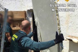 Agentes retiran alguna de las puertas que aseguraban el cortijo.