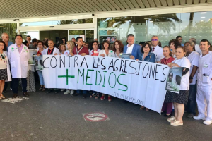 Concentración contra las agresiones, en la puerta principal de Torrecárdenas.