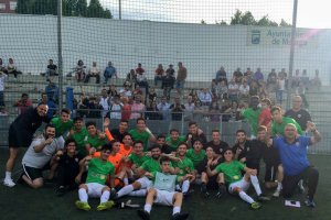 Celebración rojiblanca tras ganar al Puerto Malagueño.