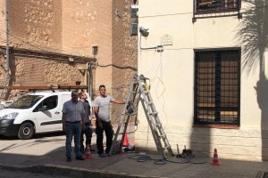 El alcalde, con los operarios que instalan las cámaras.