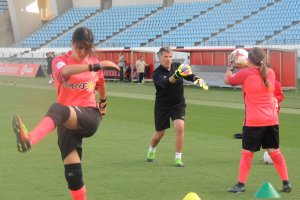 El Maestro entrenando a las porteras del Almería.