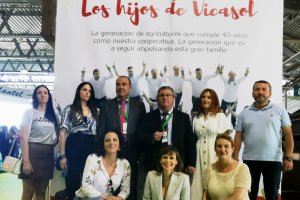 Equipo de Vicasol junto al cartel promocional de sus 40 años.