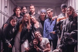 Fortfast y RoEnLaRed, con la banda Tiburón 2 y el equipo del rodaje.