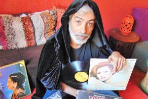 Antonio de la Trinidad, rodeado de sus discos favoritos.