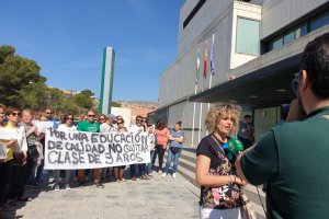 Protesta de los padres del Celia Viñas, mientras que la presidenta del AMPA antiende a los medios.