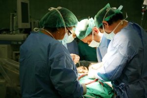 Doctores implantan una válvula cardíaca.