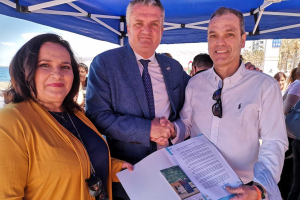 El delegado recibe las reivindicaciones de manos de responsables de la asociación almeriense.