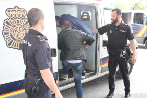 La Policía traslada a los detenidos.