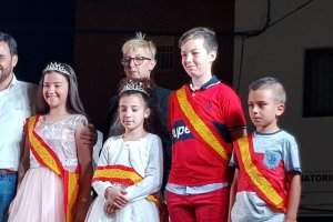 Las Reinas y Misters de las Fiestas con el pregonero y la presidenta de la Asociación de Vecinos.