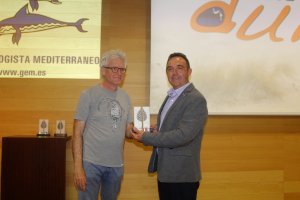 Andrés Pérez recibió el Premio Duna de manos del presidente del GEM, José Rivera.