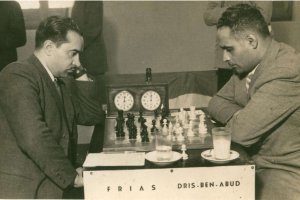 Antonio Frías Giménez (1909-1997), a la izquierda, disputando el Campeonato Nacional de Ajedrez de 1947 en Valencia.