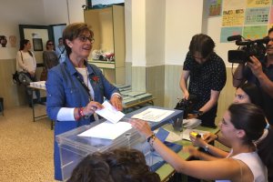 Valverde, ejerciendo su derecho al voto.