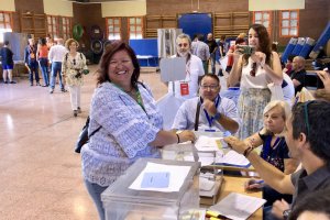Amalia Román vota en El Alquián