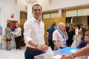 Ramón Fernández-Pacheco, votando en el Palacio de los marqueses de Cabra.