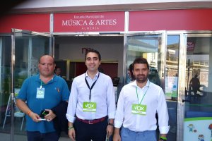 Pérez de la Blanca, en el centro, junto a Juan Francisco Rojas (número 2 de la lista) y Vicente Torres (número 11)