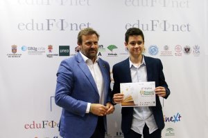 Víctor Ramos, del SEK-Alborán, posa con su diploma de tercer puesto.