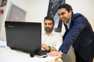 Joaquín Pérez de la Blanca -de pie- y Juan Francisco Rojas, los dos ediles electos de Vox.