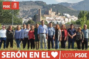 El candidato del PSOE, Juan Antonio Lorenzo, con miembros de la candidatura socialista.