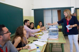 La candidata socialista, Esperanza Pérez, votando este domingo en Níjar.