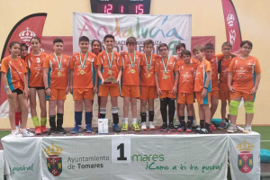 Los alevines en lo más alto del podio.