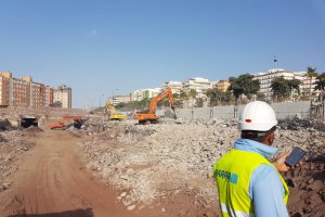 Trabajador del Grupo Parra en una de las demoliciones.