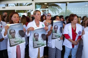 Tres enfermeras muestran un cartel contra las agresiones en una concentración en Torrecárdenas.