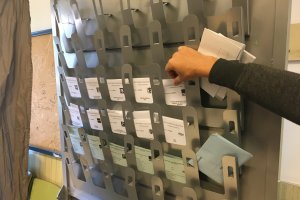 Un elector coge una papeleta el domingo.