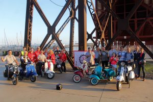 Integrantes del Scooter Club Almería con el presidente, Federico Bueno, a la cabeza.