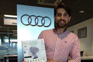 José María Morales con el cartel de la carrera.