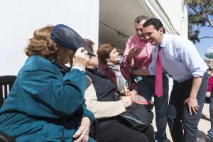 Javier A. García con las usuarias de algunas de estas asociaciones.