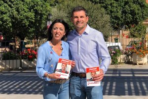 Francisco Miguel Reyes junto a la presidenta del Parlamento andaluz, Marta Bosquet.