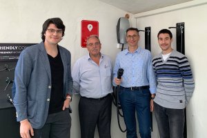 Empresarios y responsables del proyecto con un cargador.