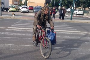 Alexander con su bicicleta, cruzando la Avenida del Mediterráneo.