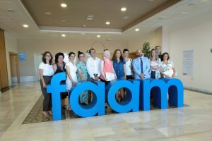 Alumnos del curso tras la entrega de los diplomas en las instalaciones de FAAM.