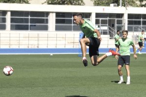 Pablo Caballero remata a puerta en el entrenamiento.