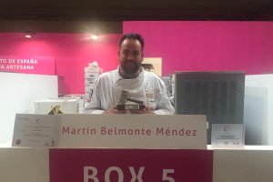 El heladero Martín Belmonte con el trofeo de la tercera posición logrando en el último Campeonato de España.