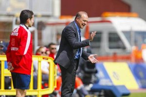 Pepe Mel dirigiendo al equipo en el Gran Canaria.