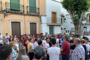 Vecinos de Alhabia exponen sus preocupaciones al alcalde (de rojo a la derecha).