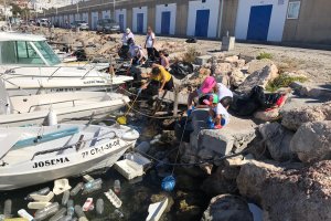 Labores de recogida de residuos en el Puerto Pesquero.