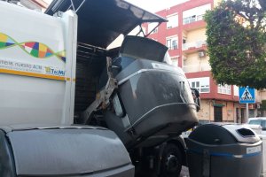 Recogida de residuos sólidos urbanos por parte de uno de los camiones de la empresa concesionaria.