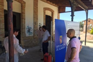 El alcalde (derecha) en la estación de ferrocarril.