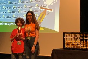 El ganado, Ricardo Álvarez, junto a su profesora, Paqui Lugo.