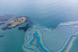Imágenes tomadas desde el aire el lunes en las que se aprecia la isla y una mancha. (Foto: Francisco Muñoz)