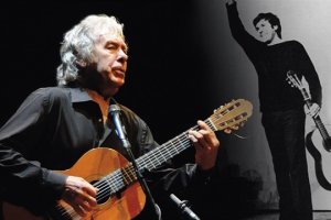 El cantautor durante una actuación.