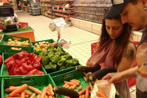 PAPEL Marisol Sánchez y Sergio Zapata realizan la compra sin bolsas de plástico.