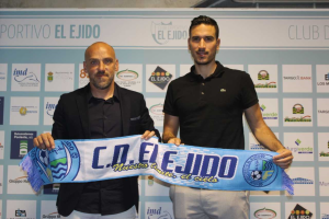 David Cabello con la bufanda celeste.