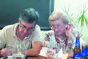 Nacho López-Gay Belda en una comida familiar acompañado de su madre.¡