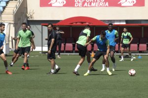 Fran Fernández siguiendo el partidillo en el Mediterráneo.