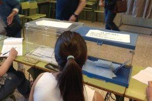 Imagen de archivo de una mesa electoral.