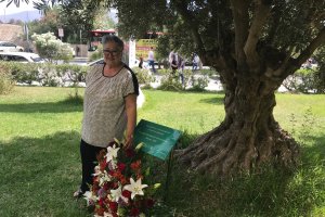 Charo Ortuño ha sido la encargada de hacer la ofrenda floral.